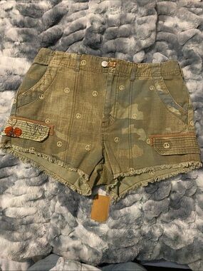 Pilcro Olive Camo Peace Sign Frayed-Hem Cargo Shorts